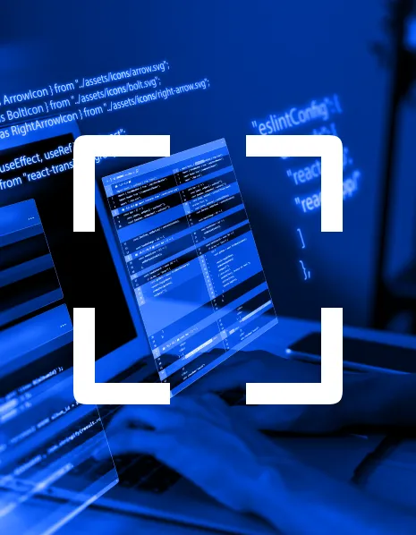 Programador trabalhando com código